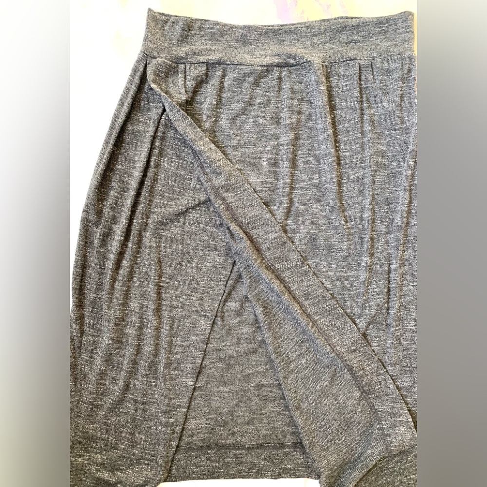 DOLAN T-SHIRT Marled Gray Skirt Asymmetrical Front Kick Pleat Set-In Waistband - Picture 3 of 10